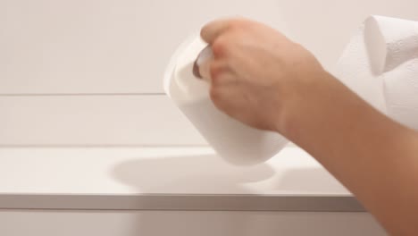 uso de papel higiénico para la higiene en el baño