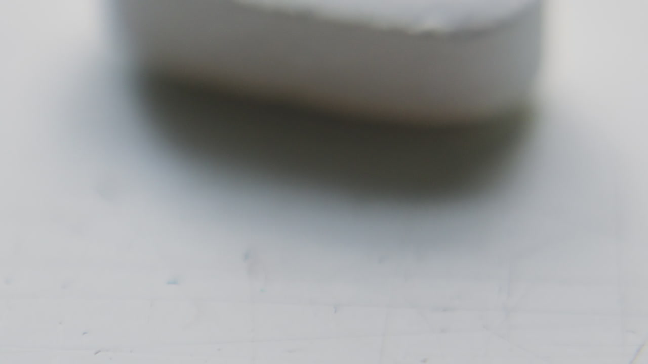 Rivelazione in tilt up di una compressa di magnesio in primo piano macro. Pillola come integratore per una dieta sana. Ideale per contenuti esplicativi sulla salute, farmaceutici e sul benessere