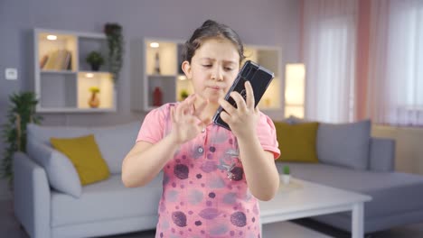 Niña-Enojada-Hablando-Por-Teléfono.