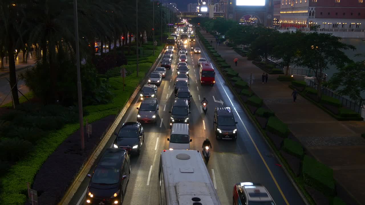 중국 마카오 시의 야간 조명 교통 거리 지붕 파노라마 4k