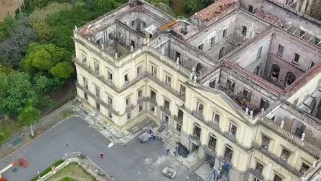 drone girando 360 en la parte superior del museo nacional de río de janeiro, brasil, que fue destruido por el incendio en 2018