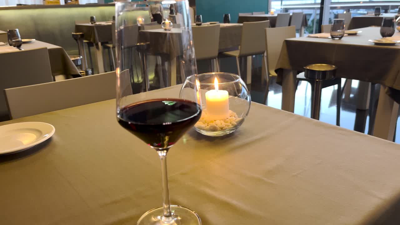 ⁇ 불 앞에서 와인을 맛보는 것, 매우  ⁇ 만적입니다.