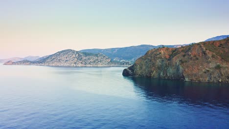 Flying-above-sea-surface-along-wild-beaches-and-lagoons-at-Datça-peninsula,-Mesudiye