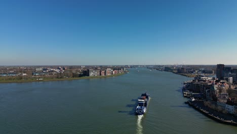 Fracht-Binnenschiff,-Das-Container-über-Den-Fluss-In-Dordrecht,-Niederlande,-Transportiert