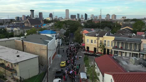 boda de segunda línea en la ciudad de nueva orleans.