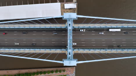 Vista-Aérea-Del-Puente-Y-El-Río-Ben-Franklin-De-Filadelfia-En-El-Verano-Con-Automóviles-Y-Tráfico-Conduciendo-Por-La-Carretera