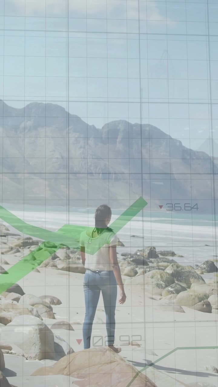 Video vertical: Mujer caminando por la playa, con seguimiento superpuesto a mitad de camino mostrando un gráfico verde de datos tecnológicos.