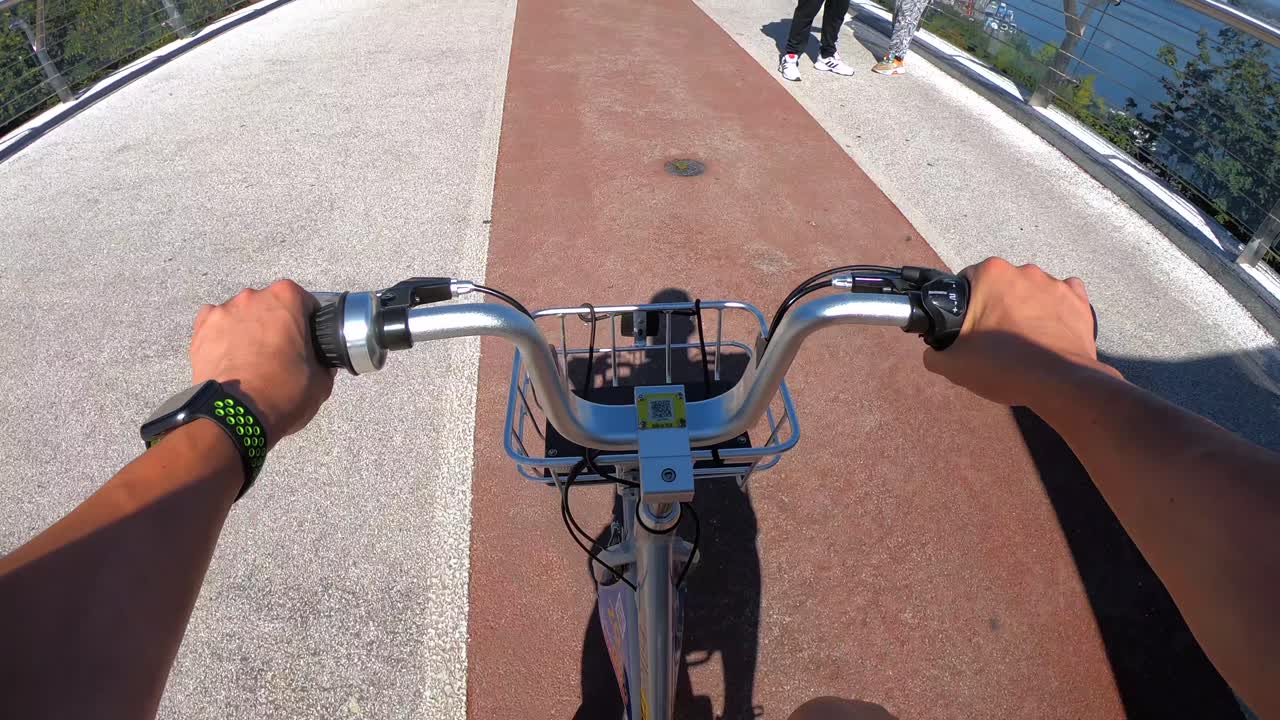 도시 길에서 전자자전거를 타는 사람