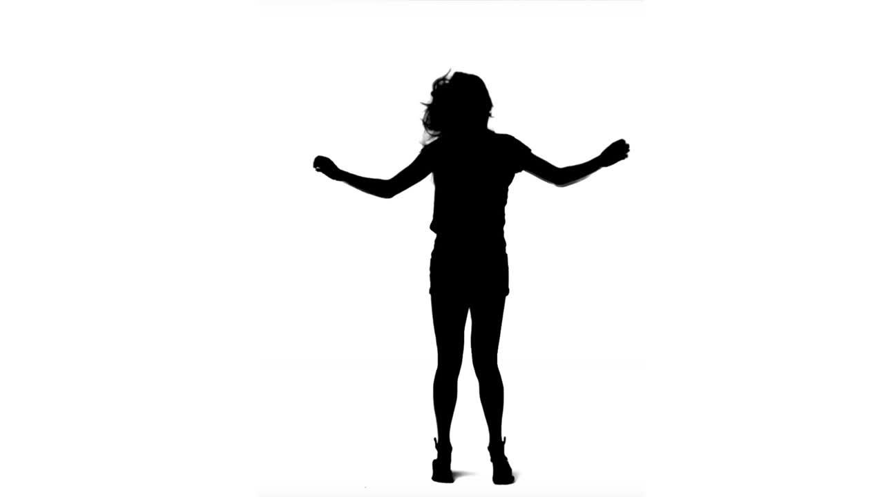 silueta de mujer bailando en cámara lenta