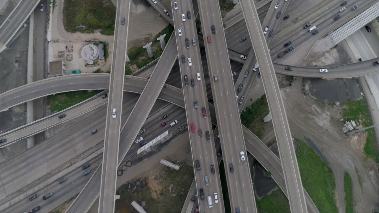 이 비디오는 휴스턴의 주요 고속도로에서 러시아워 트래픽의 조감도에 관한 것입니다.