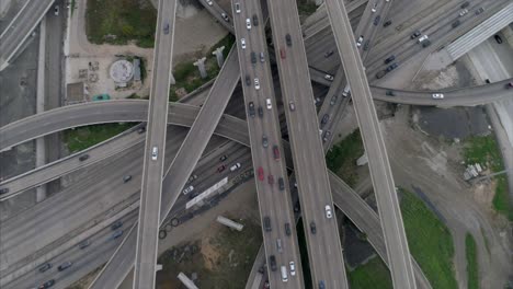este video trata sobre una vista panorámica del tráfico en hora pico en la autopista principal de houston