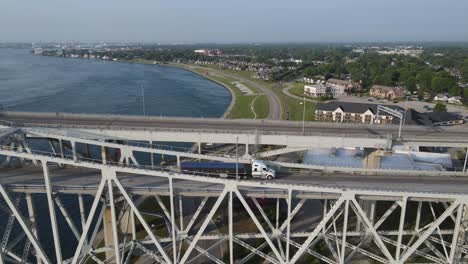 puente de arco metálico en port huron con panorama de la ciudad detrás, vista aérea