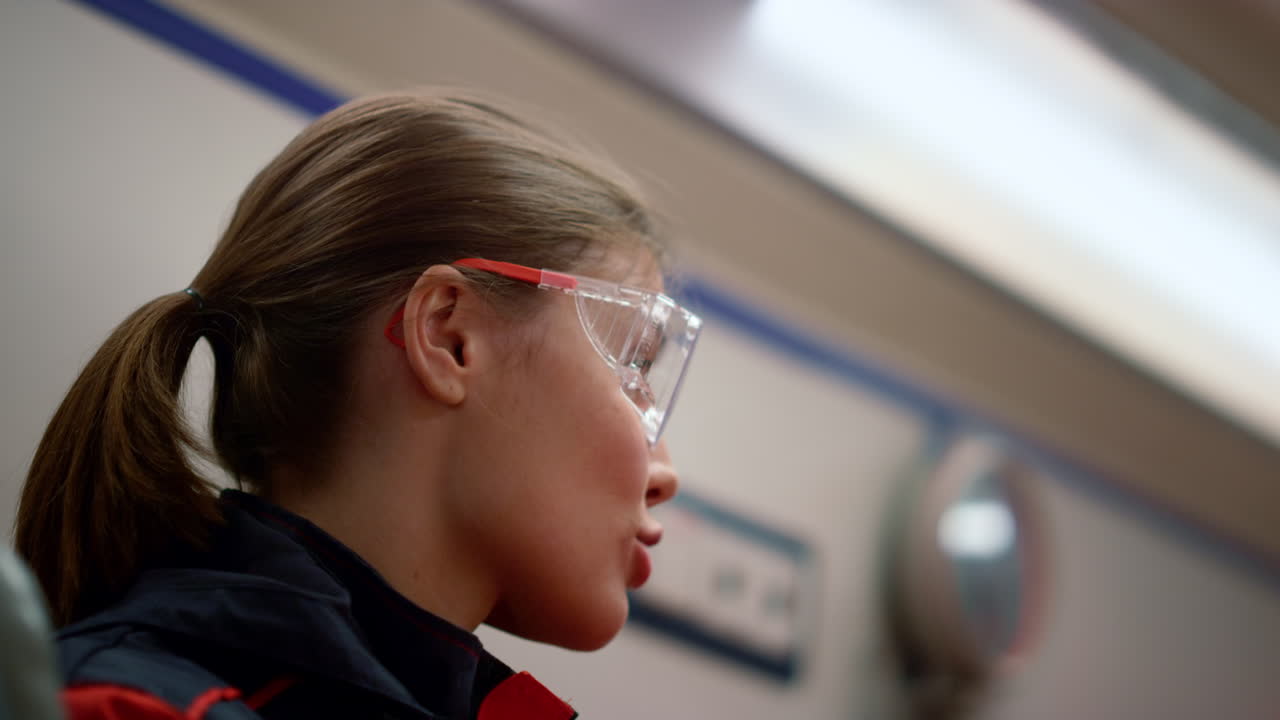 paramédico sonriente teniendo una conversación con un colega en el coche de emergencia