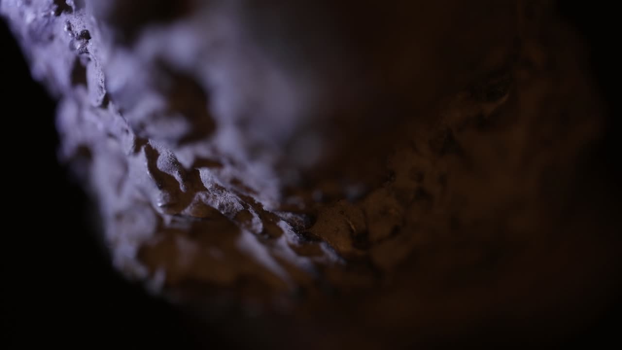 더 긴 회전 운동으로 작은 철 조각상에서 더 자세히 볼 수 있습니다.