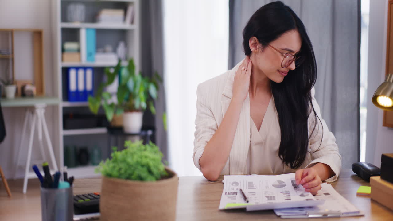 피곤 한 사업가 여자 는 열심히 일 한 후 목 을 마사지 한다