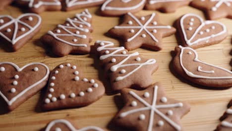 Dekorieren-Von-Lebkuchenplätzchen-Für-Weihnachten,-Nahaufnahme-Einer-Makroaufnahme,-Bei-Der-Handgefertigte-Festliche-Süßigkeiten-Und-Kekse-Für-Das-Neue-Jahr-Mit-Weißer-Glasur-Hergestellt-Werden