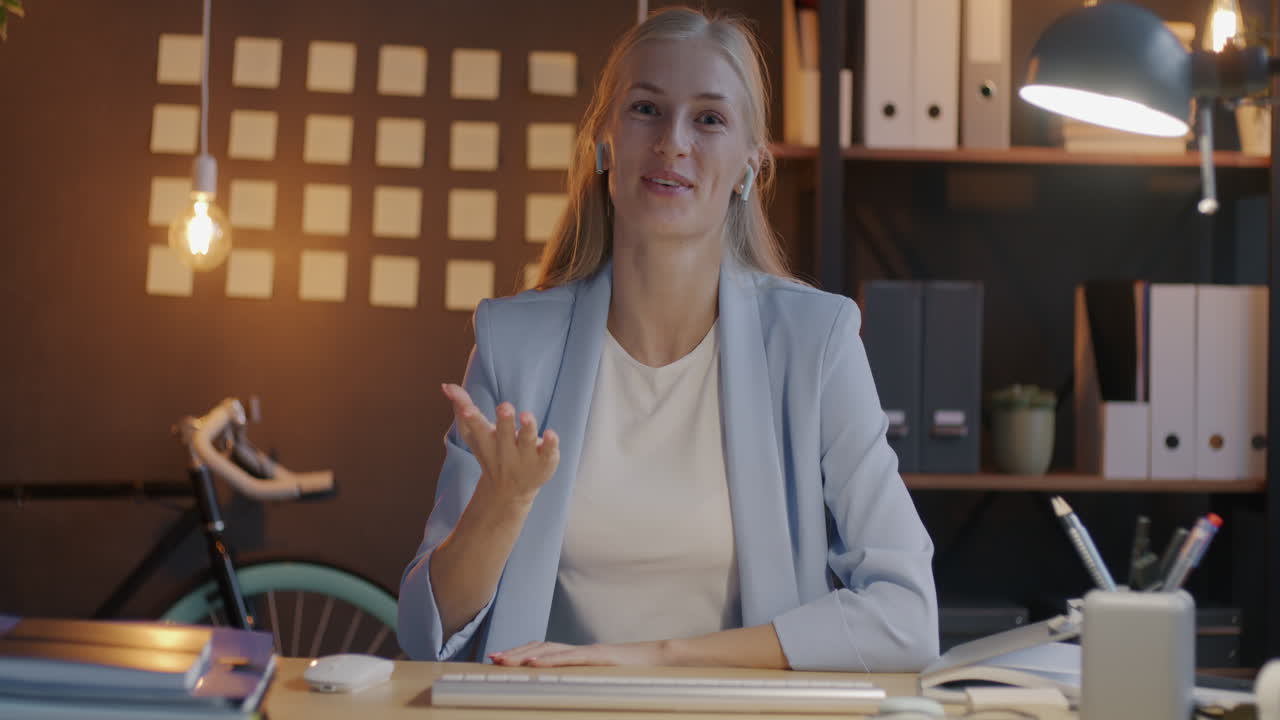 mujer de negocios en video llamada