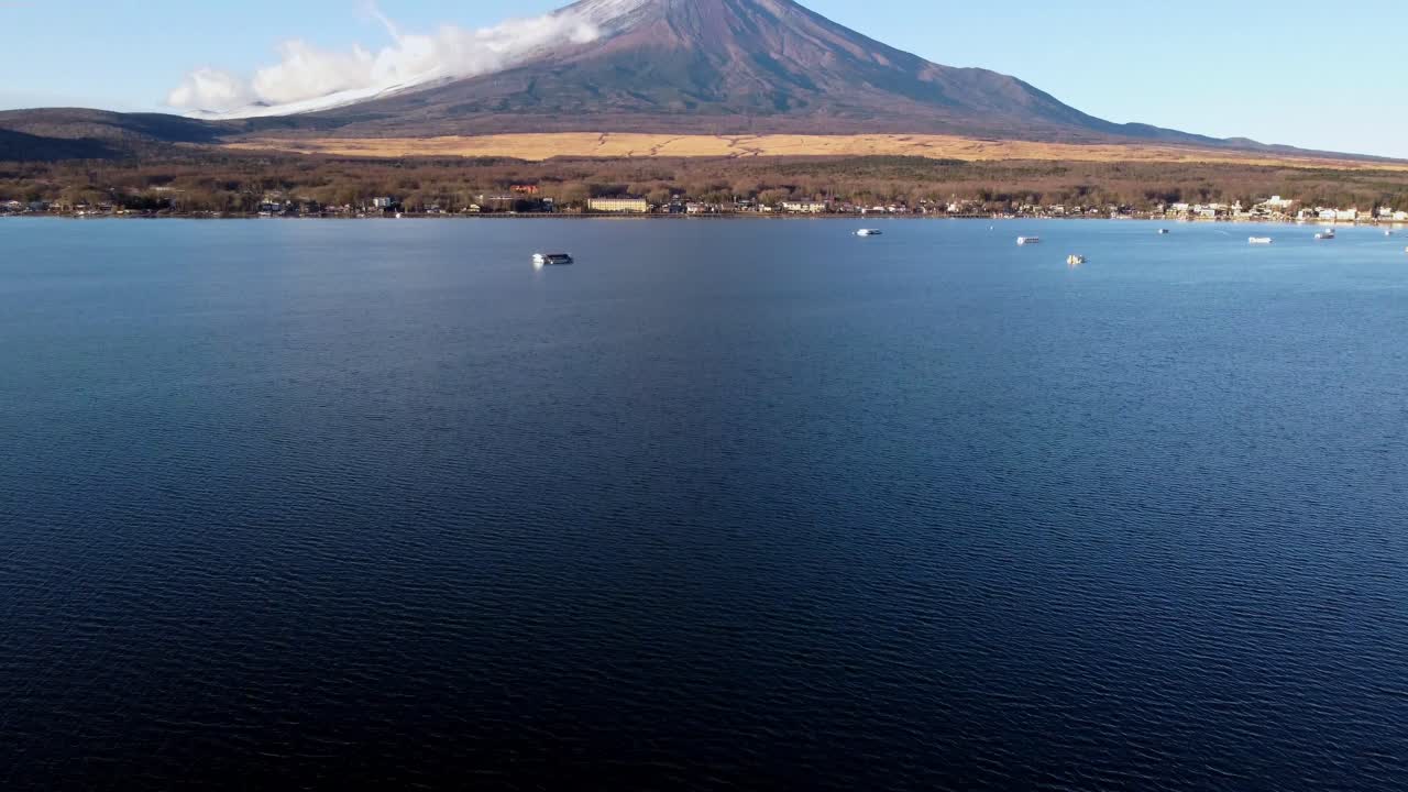 카와구치 호수 의 부드러운 파도 와 함께 천천히 어나와 후지 산 을 드러낸다