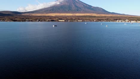 las suaves olas en el lago kawaguchi con una lenta panorámica que revela el monte fuji