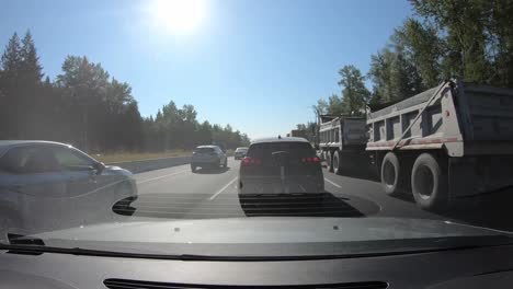 Fahren-Im-Dichten-Verkehr,-Blick-Des-Fahrers-Durch-Die-Windschutzscheibe,-Zeitraffer