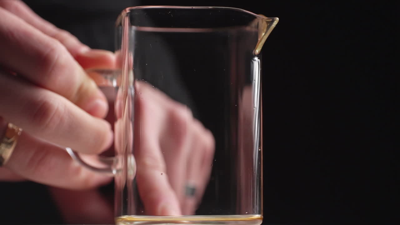 vertiendo líquido de una jarra de vidrio