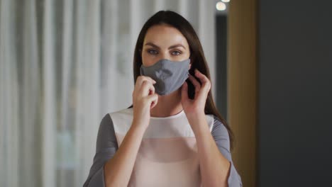 Retrato-De-Una-Mujer-Caucásica-Con-El-Pelo-Lacio-Y-Una-Mascarilla-Gris