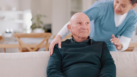 cara, abrazar y amamantar con el anciano
