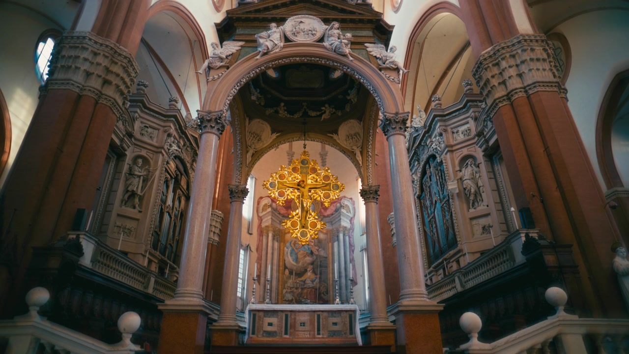 Architettura in marmo all'interno della storica chiesa italiana