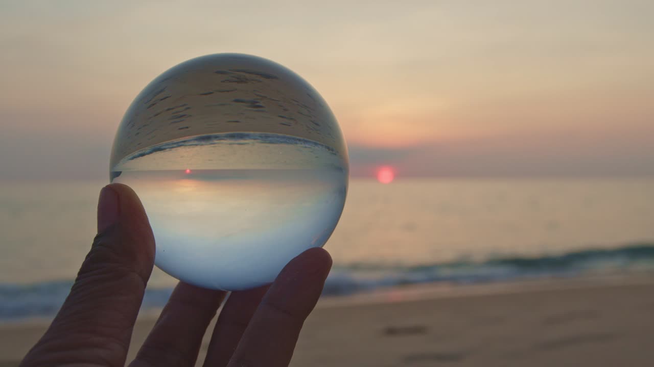 당신의 손에 있는 크리스탈 볼로 마법의 일몰을 볼 수 있습니다.