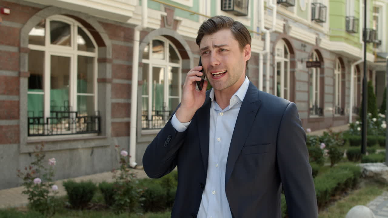 야외에서 전화를 하는 남자. 거리에서 사업 문제를 논의 하는 남자