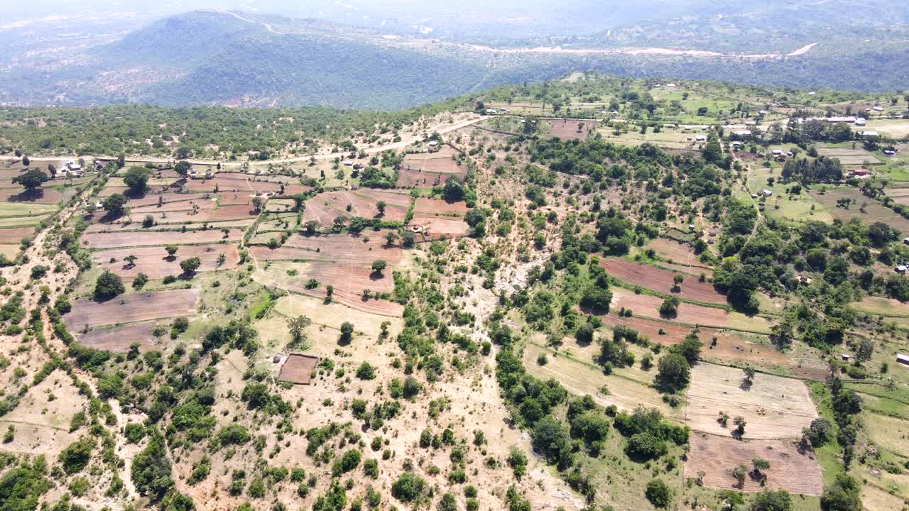 drone view of west pokot, north rift -kenia -:temporada de lluvia verde en las partes secas del norte de kenia