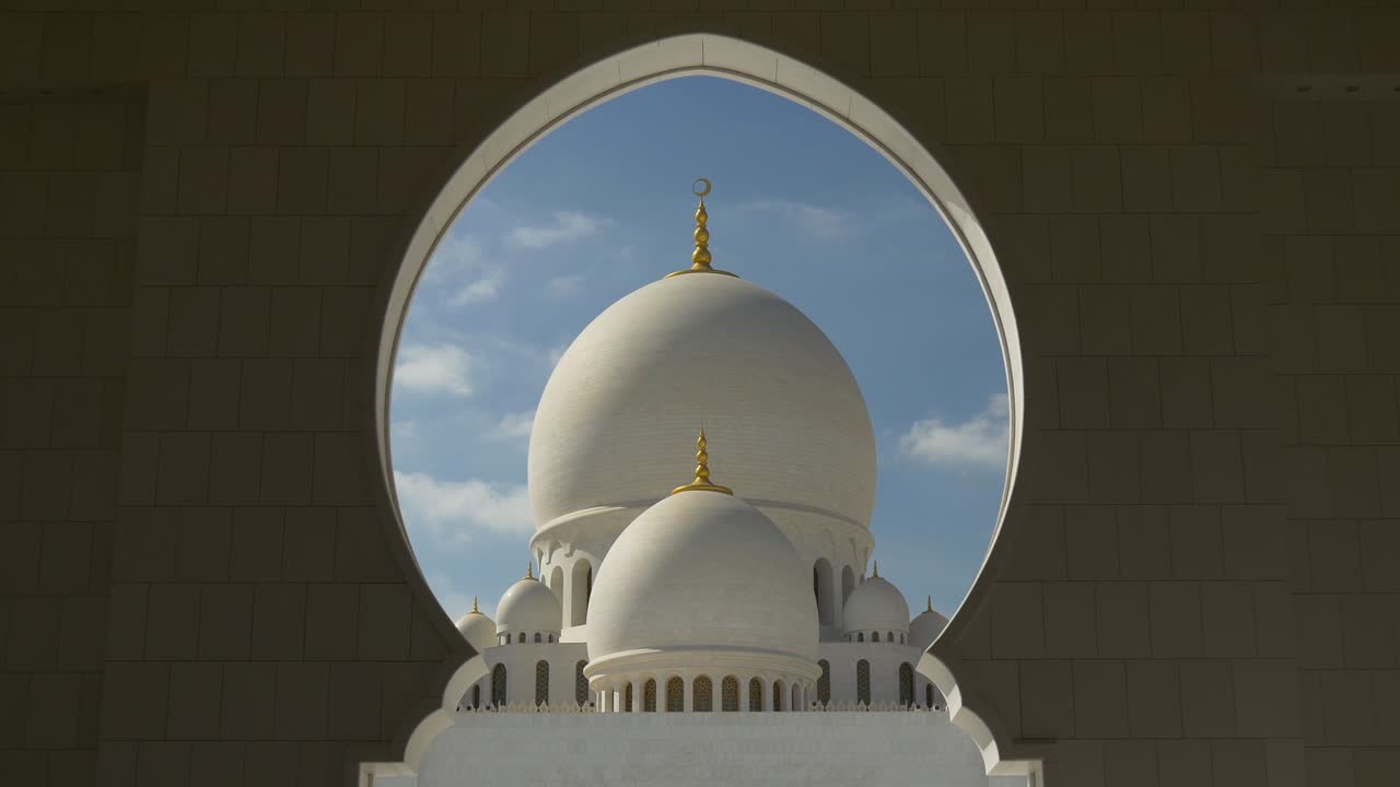 día soleado abu dhabi famoso arco de la mezquita cúpula principal panorama 4k emiratos árabes unidos