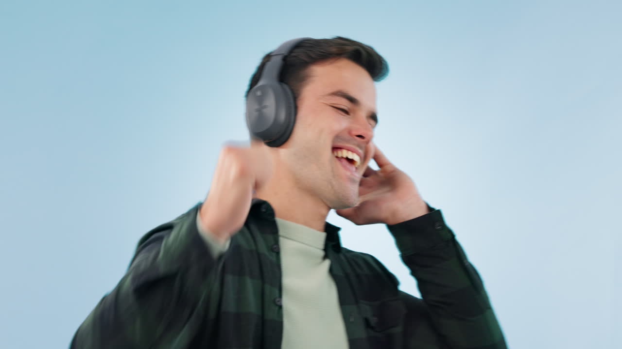 음악, 헤드폰과 행복한 남자가 스튜디오에서 춤을 춘다