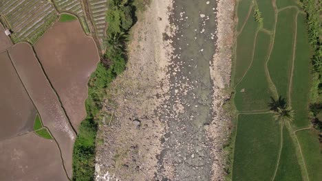 La-Fotografía-Aérea-Con-Drones-De-Grandes-Ríos-Rocosos-Está-Empezando-A-Secarse-Debido-A-La-Estación-Seca.