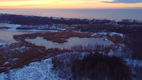laguna congelada en un bosque frío en la costa de un país europeo al atardecer