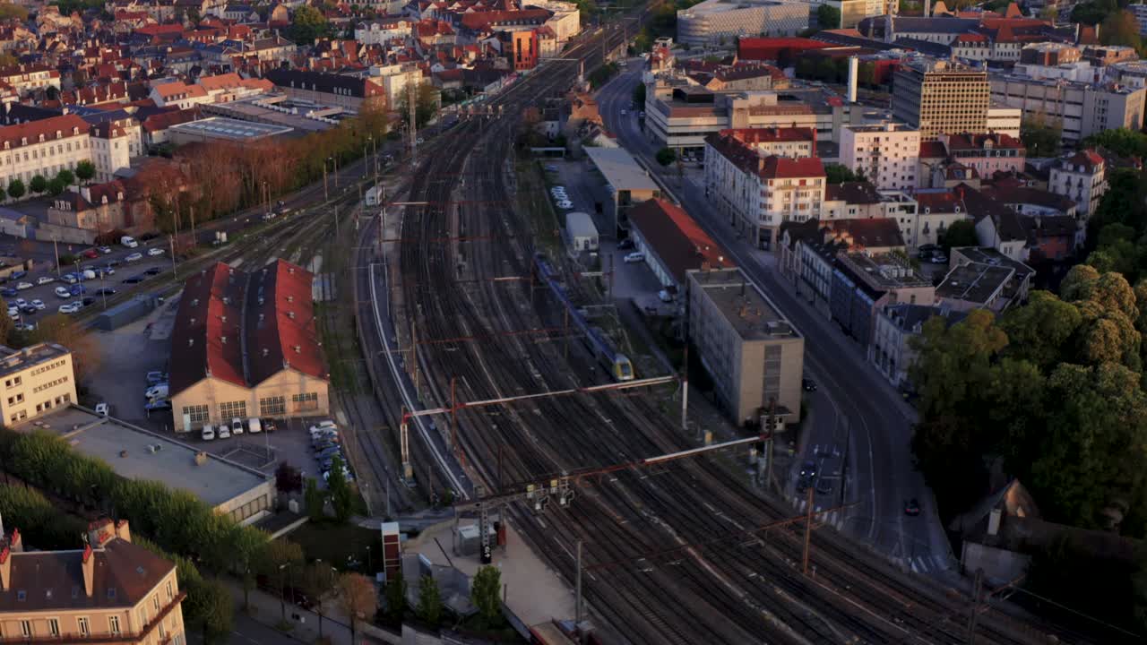 tren de europa entrando en la ciudad en las vías drone seguimiento disparo en la hora dorada 4k 30p