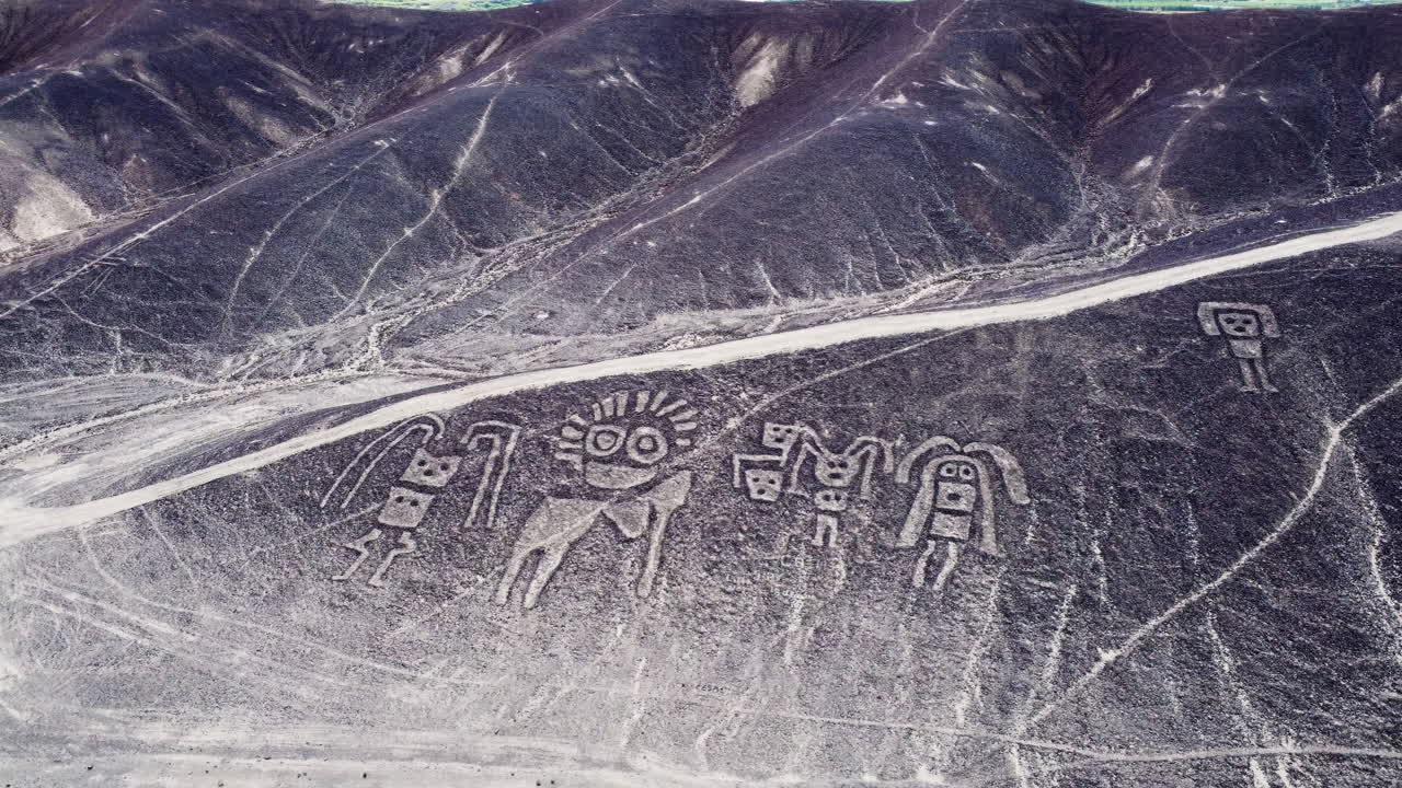 Vista aerea di misteriose creature umanoidi e delle linee di Nazca nel deserto peruviano
