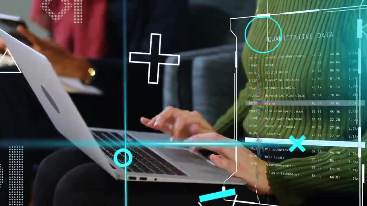 Mujer trabajando en un portátil, tecleando y causando fallos en la interfaz HUD mientras un colega escanea papel, revelando tecnología