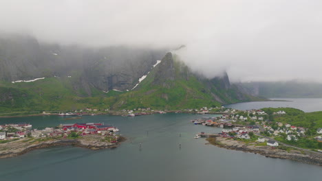 Scenic-fishing-village-of-Reine-Lofoten,-Arctic-Circle,-Norway