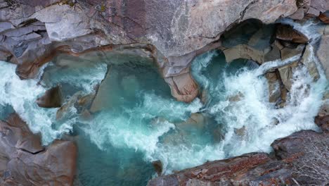 las aguas turbias del río storelva corriendo rápidamente debajo, en el canal tallado en piedra a lo largo de los siglos