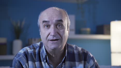 un viejo lindo y feliz mirando a la cámara.