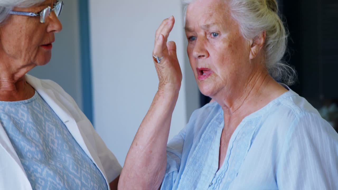 의사 와 고위 여성 이 서로 상호 작용 하는 4k