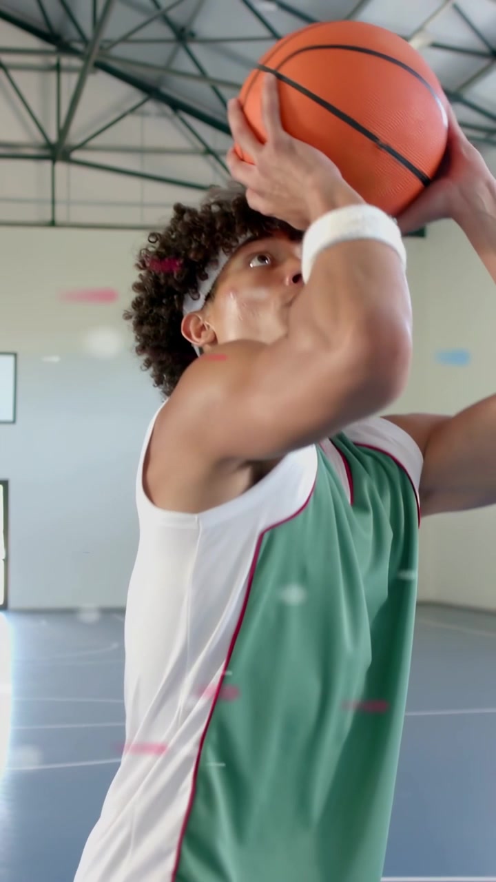 Atleta maschio che alza la palla da basket dal fianco e tira verso il canestro, con un arco animato che mostra la mira per il punteggio.