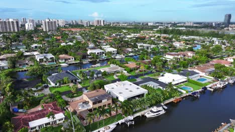 Vista-Aérea-Que-Muestra-Una-Villa-De-Lujo-Y-Una-Mansión-Con-Piscina-En-El-Suburbio-De-Hallandale-Beach-City,-Florida.