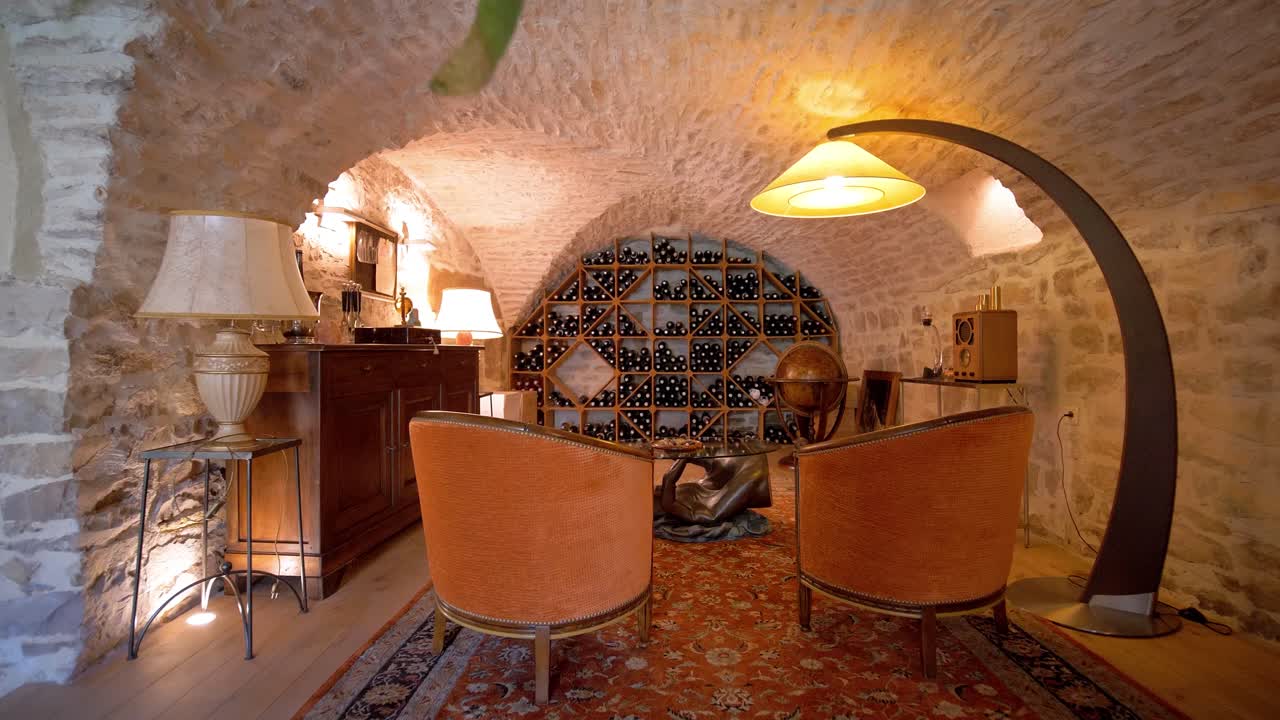 고급 지하 와인 저장고 및 좌석 공간의 탐사 샷