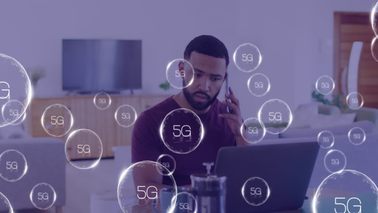 animación de textos 5g sobre hombre afroamericano usando un teléfono inteligente.