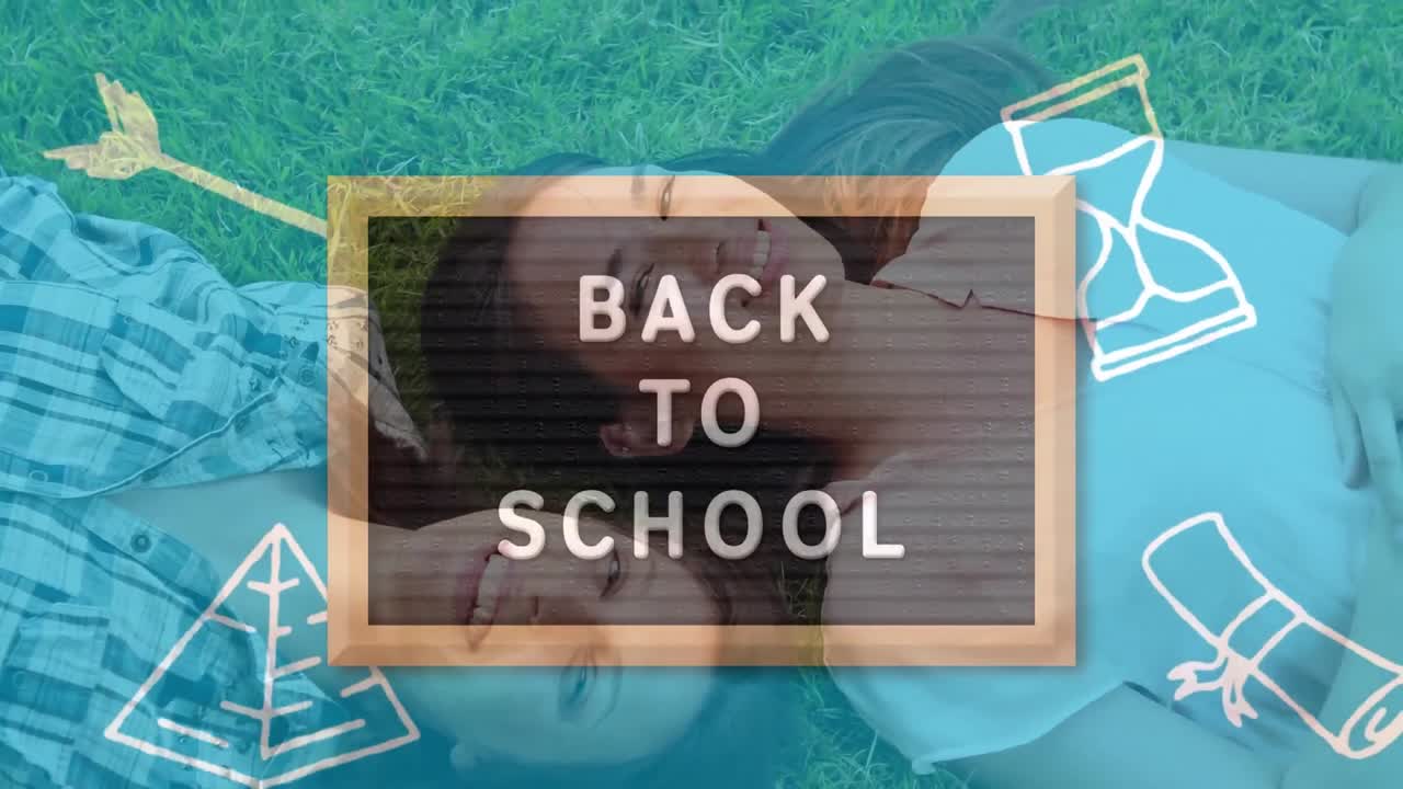 잔디 ⁇ 에 누워있는 두 명의 백인 여성 대학생을 상대로 나무 슬레이드에 학교 텍스트로 돌아갑니다.