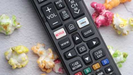 el control remoto de la tv con palomitas de maíz