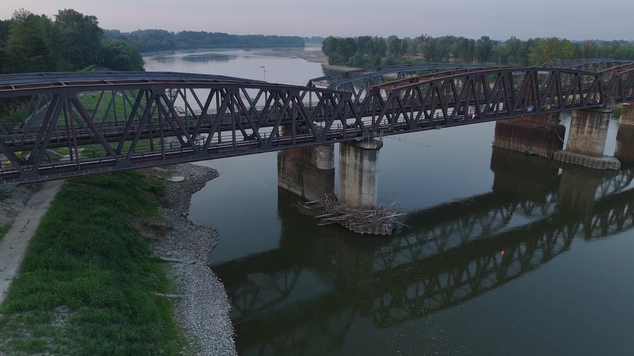 Il Fiume Po mostra spiagge di ghiaia esposte, detriti e acqua bassa sotto il Ponte sul Po di Cremona a Cremona, Lombardia, Italia, Europa, discesa drone.