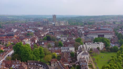 Bonita-Antena-Sobre-La-Ciudad-De-Canterbury-Y-La-Catedral-De-Kent,-Reino-Unido-Inglaterra